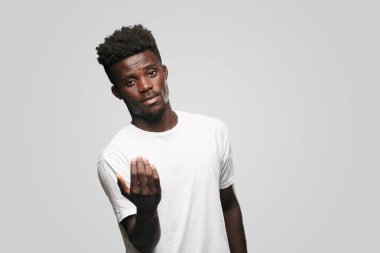 Genç serin siyah adam işareti. tek renkli bir arka plana dayanır kişi kesip