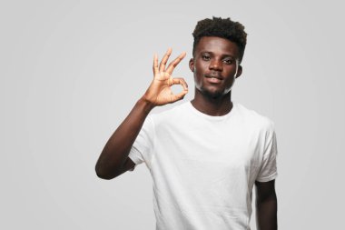 Genç serin siyah adam işareti. tek renkli bir arka plana dayanır kişi kesip