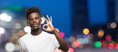 Genç serin siyah adam işareti. tek renkli bir arka plana dayanır kişi kesip