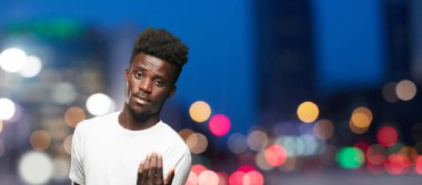 Genç serin siyah adam işareti. tek renkli bir arka plana dayanır kişi kesip