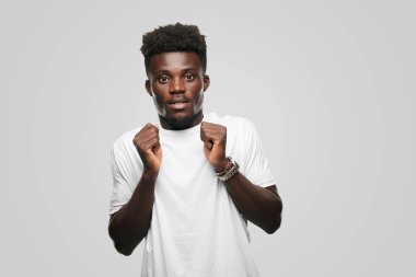 Genç serin siyah adam işareti. tek renkli bir arka plana dayanır kişi kesip