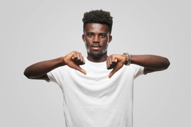 Genç serin siyah adam işareti. tek renkli bir arka plana dayanır kişi kesip
