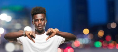 Genç serin siyah adam işareti. tek renkli bir arka plana dayanır kişi kesip