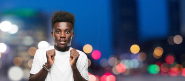 Genç serin siyah adam işareti. tek renkli bir arka plana dayanır kişi kesip