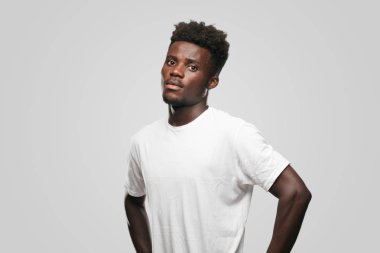 Genç serin siyah adam işareti. tek renkli bir arka plana dayanır kişi kesip