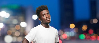 Genç serin siyah adam işareti. tek renkli bir arka plana dayanır kişi kesip