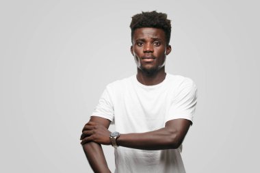 Genç serin siyah adam işareti. tek renkli bir arka plana dayanır kişi kesip