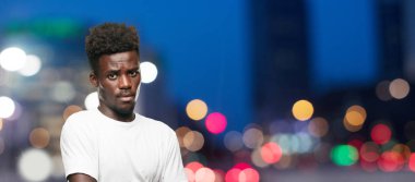 Genç serin siyah adam işareti. tek renkli bir arka plana dayanır kişi kesip