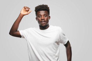 Genç serin siyah adam işareti. tek renkli bir arka plana dayanır kişi kesip