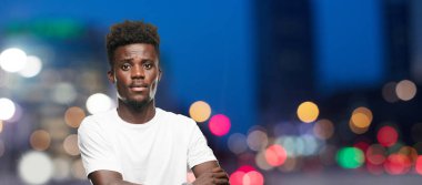 Genç serin siyah adam işareti. tek renkli bir arka plana dayanır kişi kesip