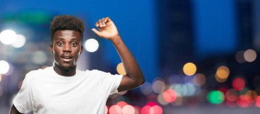 Genç serin siyah adam işareti. tek renkli bir arka plana dayanır kişi kesip