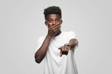 Genç serin siyah adam işareti. tek renkli bir arka plana dayanır kişi kesip