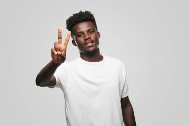 Genç serin siyah adam işareti. tek renkli bir arka plana dayanır kişi kesip