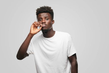 Genç serin siyah adam işareti. tek renkli bir arka plana dayanır kişi kesip