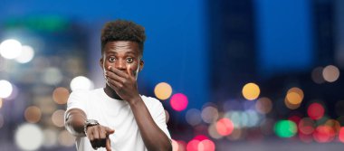 Genç serin siyah adam işareti. tek renkli bir arka plana dayanır kişi kesip