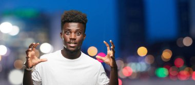 Genç serin siyah adam işareti. tek renkli bir arka plana dayanır kişi kesip