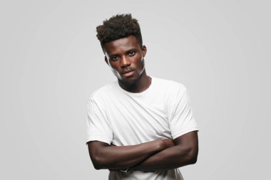 Genç serin siyah adam işareti. tek renkli bir arka plana dayanır kişi kesip