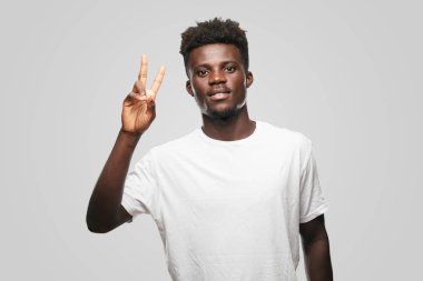 Genç serin siyah adam işareti. tek renkli bir arka plana dayanır kişi kesip