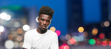 Genç serin siyah adam işareti. tek renkli bir arka plana dayanır kişi kesip