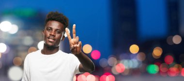 Genç serin siyah adam işareti. tek renkli bir arka plana dayanır kişi kesip