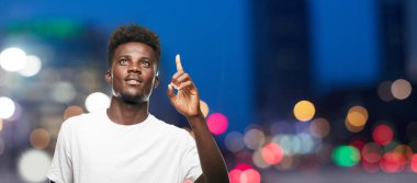 Genç serin siyah adam işareti. tek renkli bir arka plana dayanır kişi kesip