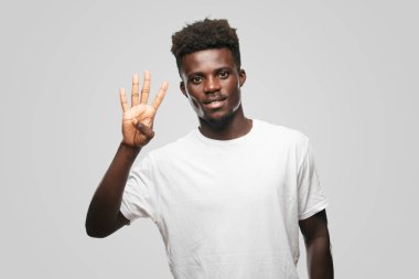 Genç serin siyah adam işareti. tek renkli bir arka plana dayanır kişi kesip