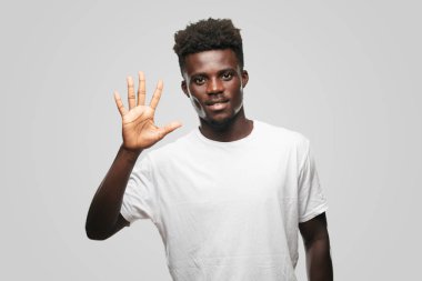 Genç serin siyah adam işareti. tek renkli bir arka plana dayanır kişi kesip