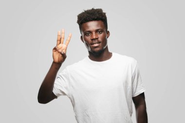 Genç serin siyah adam işareti. tek renkli bir arka plana dayanır kişi kesip