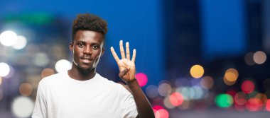 Genç serin siyah adam işareti. tek renkli bir arka plana dayanır kişi kesip