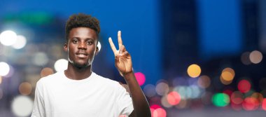 Genç serin siyah adam işareti. tek renkli bir arka plana dayanır kişi kesip