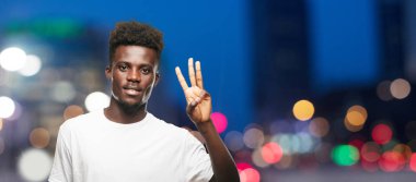 Genç serin siyah adam işareti. tek renkli bir arka plana dayanır kişi kesip