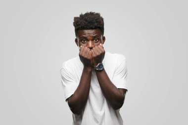 Genç serin siyah adam işareti. tek renkli bir arka plana dayanır kişi kesip