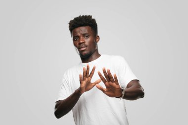 Genç serin siyah adam işareti. tek renkli bir arka plana dayanır kişi kesip