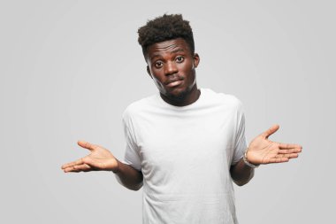 Genç serin siyah adam işareti. tek renkli bir arka plana dayanır kişi kesip
