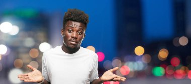 Genç serin siyah adam işareti. tek renkli bir arka plana dayanır kişi kesip