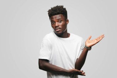 Genç serin siyah adam işareti. tek renkli bir arka plana dayanır kişi kesip