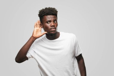 Genç serin siyah adam işareti. tek renkli bir arka plana dayanır kişi kesip