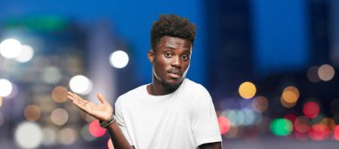 Genç serin siyah adam işareti. tek renkli bir arka plana dayanır kişi kesip