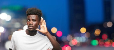 Genç serin siyah adam işareti. tek renkli bir arka plana dayanır kişi kesip