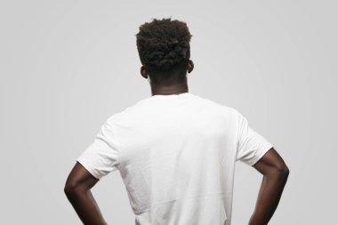 Genç serin siyah adam işareti. tek renkli bir arka plana dayanır kişi kesip