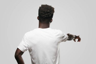 Genç serin siyah adam işareti. tek renkli bir arka plana dayanır kişi kesip