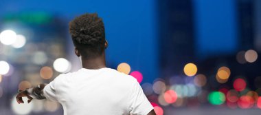 Genç serin siyah adam işareti. tek renkli bir arka plana dayanır kişi kesip