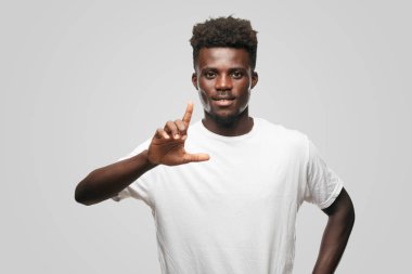 Genç serin siyah adam işareti. tek renkli bir arka plana dayanır kişi kesip