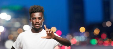 Genç serin siyah adam işareti. tek renkli bir arka plana dayanır kişi kesip