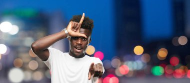 Genç serin siyah adam işareti. tek renkli bir arka plana dayanır kişi kesip