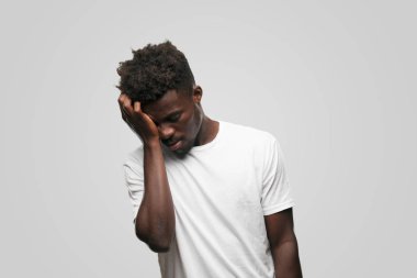 Genç serin siyah adam işareti. tek renkli bir arka plana dayanır kişi kesip