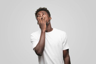 Genç serin siyah adam işareti. tek renkli bir arka plana dayanır kişi kesip