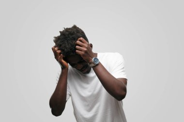 Genç serin siyah adam işareti. tek renkli bir arka plana dayanır kişi kesip