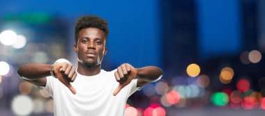 Genç serin siyah adam işareti. tek renkli bir arka plana dayanır kişi kesip