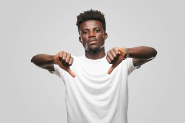 Genç serin siyah adam işareti. tek renkli bir arka plana dayanır kişi kesip